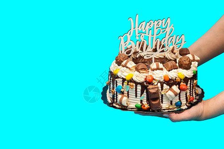 握着生日层蛋糕的近身女手上面装饰了巧克力片写着快图片