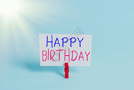 概念手写显示生日快乐概念意义以礼物庆祝个人的出生周年纪念日彩色衣夹矩图片