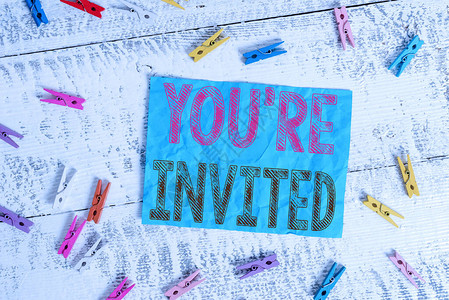 写便条显示您再次受邀很高兴地鼓励您参加和活动或聚会的商业概念彩色衣夹矩形方图片