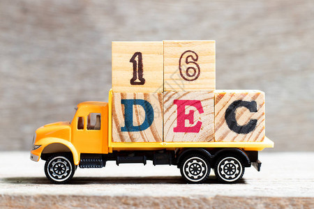卡车在木材背景上持有16Dec字的母块日期为1图片