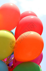 聚会期间有许多大彩色气球图片
