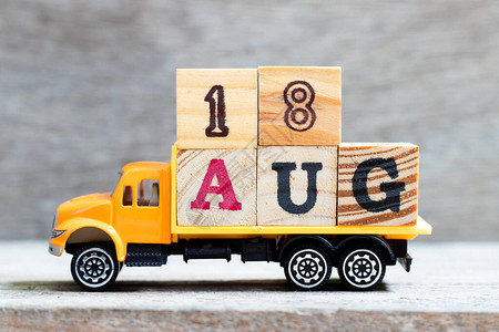 卡车在木材背景上持有18aug字的母块规定日期为图片