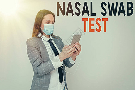 显示鼻拭子测试的书写笔记通过鼻分泌物诊断上呼吸道感染的商业理念以一套医疗预防措施背景图片