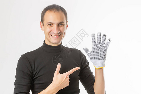 戴上工作手套的人图片