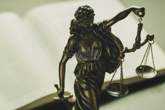 以高角度近视的天平和宝象征着法律和秩序的司法雕像BrassJ图片