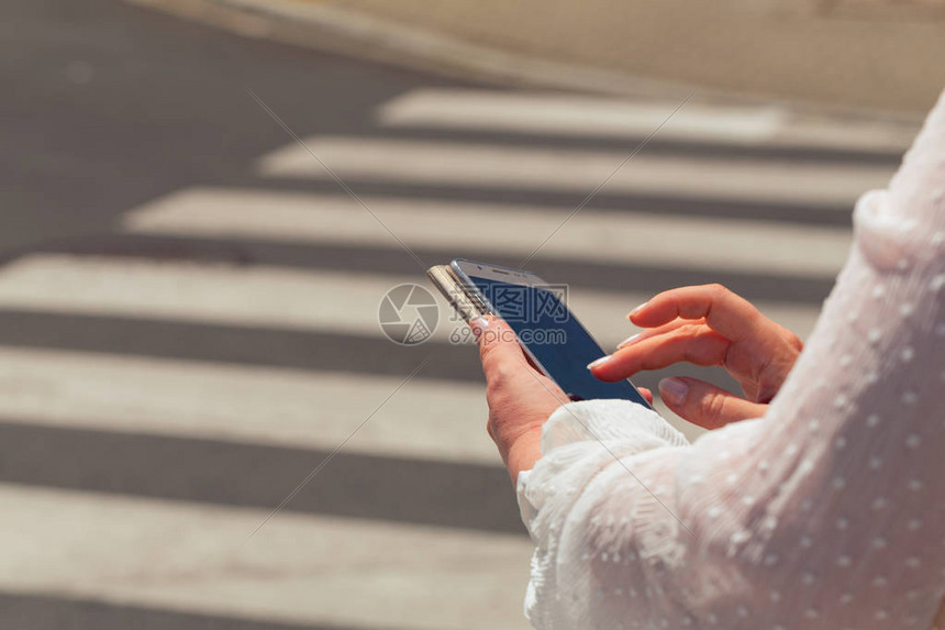 一个女人在一个行人交叉口看智图片