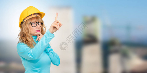 女性建筑师站在高楼大厦的背景前图片
