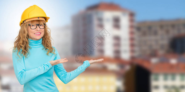 女性建筑师站在高楼大厦的背景前图片