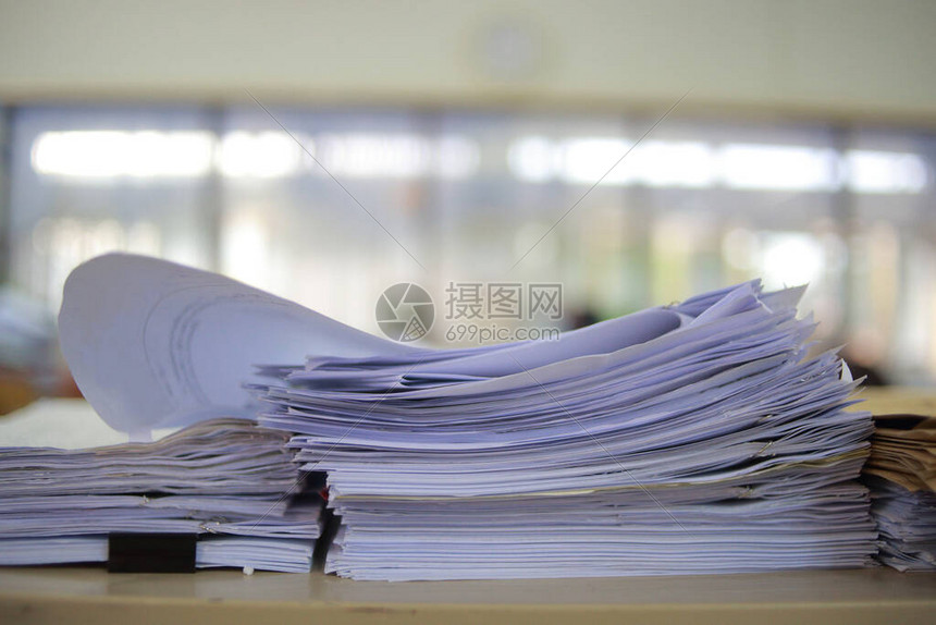 现代办公室的堆叠文件高清图片下载-正版图片503723695-摄图网