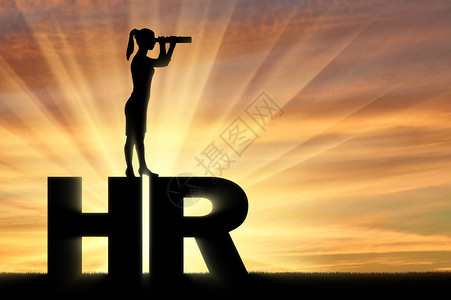 招聘理念一个女人站在字母HR上图片