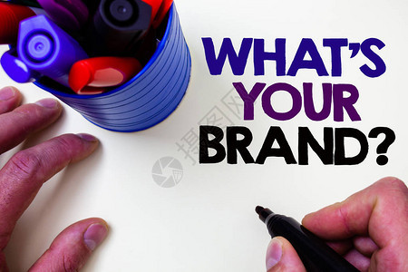 写笔记显示你的品牌问题是什么商业照片展示询问口号或标志广告营销蓝色笔筒白色背景阴影可爱的图片
