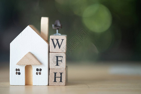 将微型椅子用木屋装在木块中WFHWFH上在家工作的概念在科罗纳图片