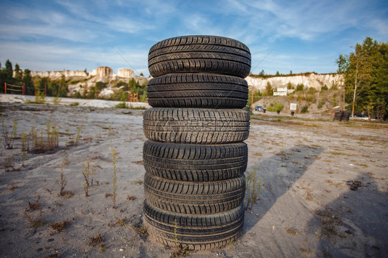 一大堆旧橡胶轮胎躺图片