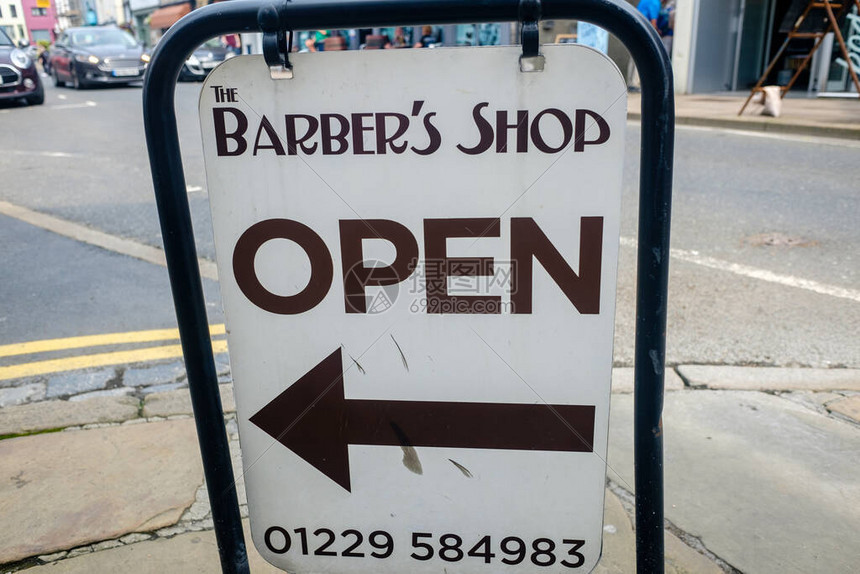 英国Ulverston市场镇的Barbers高清图片下载正版图片503727449摄图网