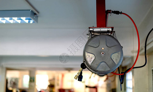 摩托车库中的特写电动压缩机气泵背景图片