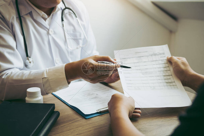 医生在和病人沟通病情高清图片下载正版图片503728759摄图网