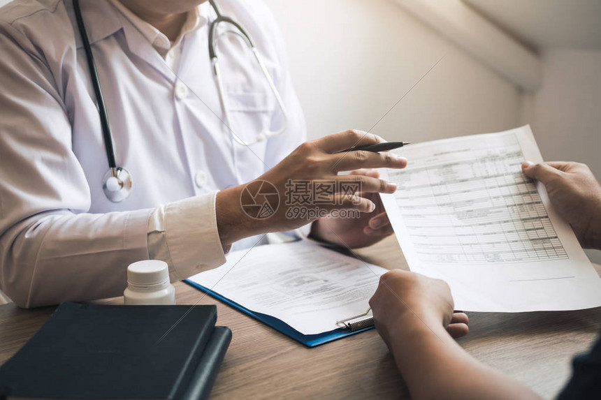 医生在和病人沟通病情高清图片下载-正版图片503728836-摄图网