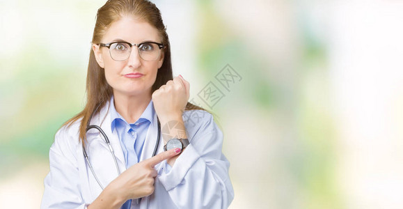 中年成熟的女医生身穿医疗大衣图片