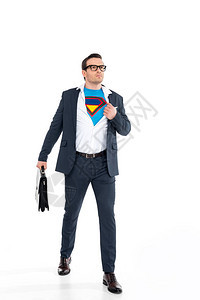 有自信的眼镜商人拿着公文包穿着超级英雄服装身着西装却被图片