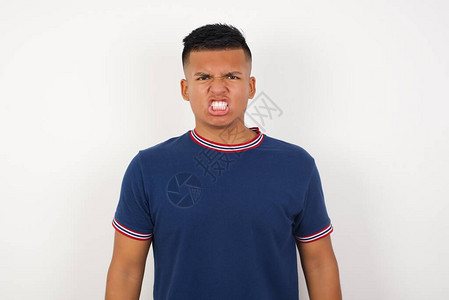 英俊的年轻人咬紧牙关图片素材