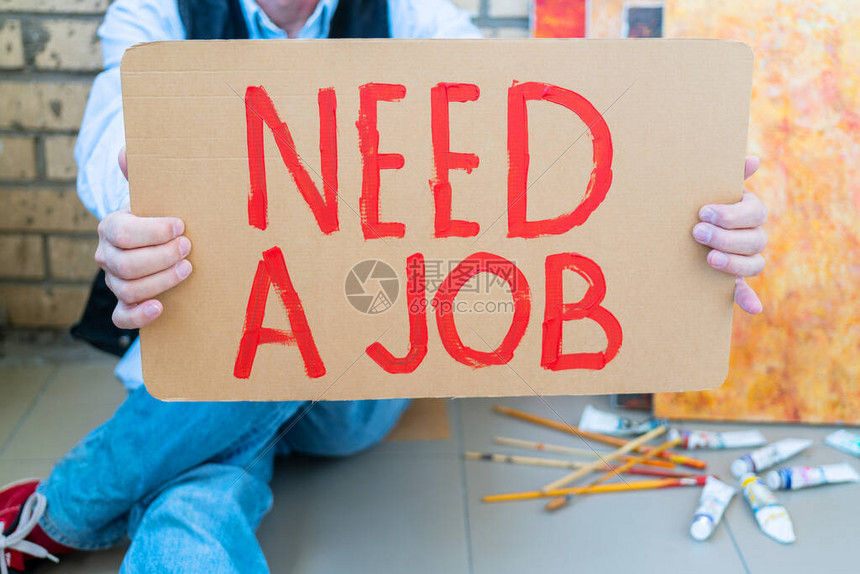 危机期间失业白人手里拿着海报寻找工作没有图片