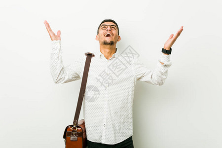 年轻的神秘的随便商人对天空大喊叫图片素材