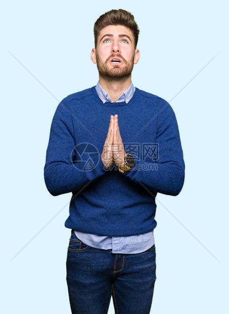 年轻英俊的公交车男乞讨和亲手祷告图片