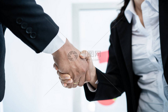 亚洲和高加索族裔商人在完成和完成商务谈判后一起握手信任商业伙伴和同事在经营理图片