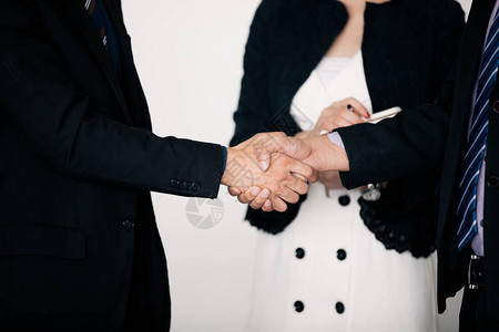 商务人士握手协议签署合同并结束会议图片