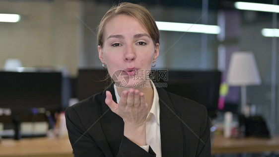 年轻女商人给飞吻的肖像图片