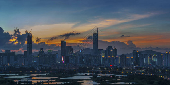 深圳cbd深圳市黄昏时的天线从背景