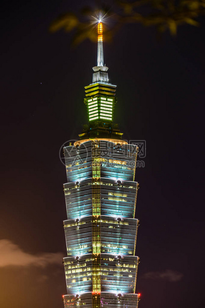 从台北香山可以看到的台北101夜景图片