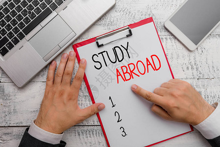 留学移民显示出国留学的书写笔记在国外寻求教育机背景