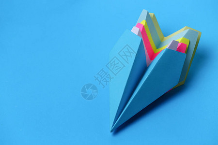 折叠在一起的纸飞机图片