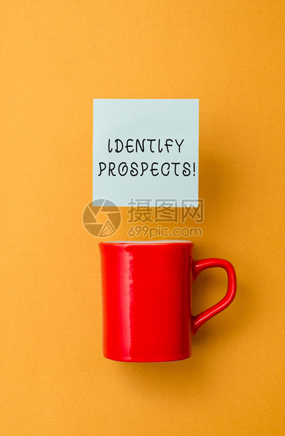 概念手写显示识别前景概念含义可能的客户理想的客户潜在的捐助者前视咖啡杯彩色便笺图片