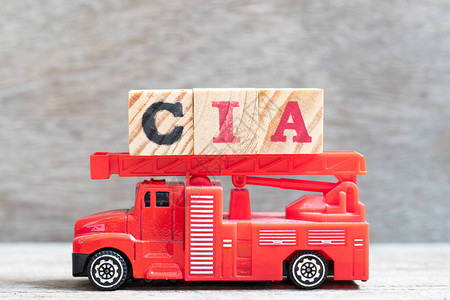红色消防车在木材背景上用中央情报局经认证的内部审计员的借口图片
