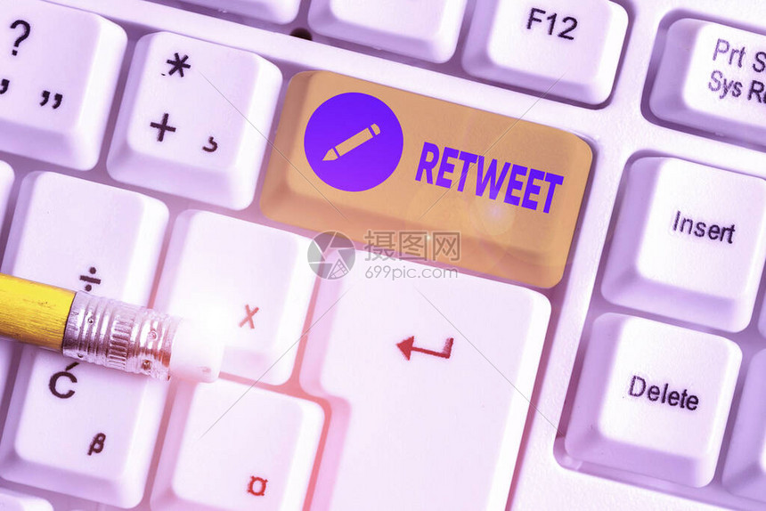 Retweet的写作说明在推特上使用的商业概念重新发回或转发由另一个用高清图片下载-正版图片503748260-摄图网