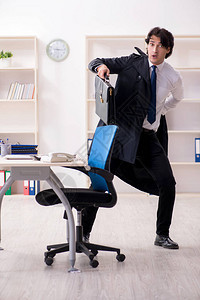 办公室时间管理概念中的年轻男雇员的图片