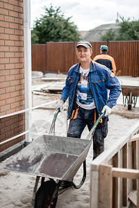 青年建筑工人户外活动图片