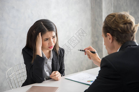 首席商人在办公桌责怪女雇员没有商业概念图片