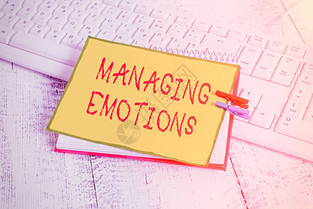 显示管理情绪的书写笔记自我控制情绪的商业理念保持镇静笔记本提醒衣图片