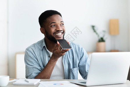 AITechnology概念快乐的黑人自营职业者使用智能手机语音助理管他的日程安图片