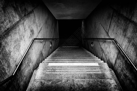 通往地下隧道的楼梯行人楼梯的详细图片