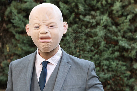 公园内戴哭泣面具的图片