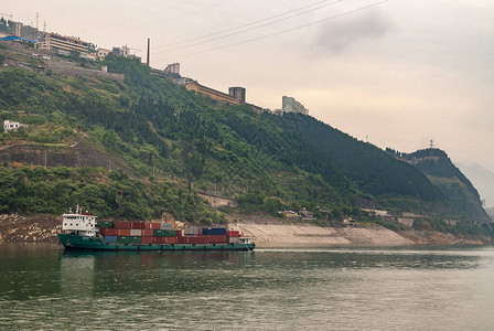 长江西陵峡谷在陡峭的树木覆盖的斜坡上图片