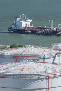 储油罐和油轮在港口图片