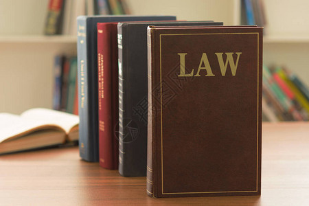 法律书籍和律师事务所律师桌图片