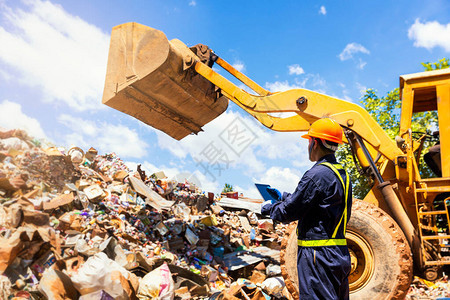 Crane操作员工程师正在控制装载器图片