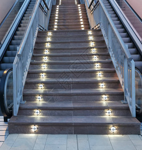 楼上的楼梯晚上有台阶照明图片