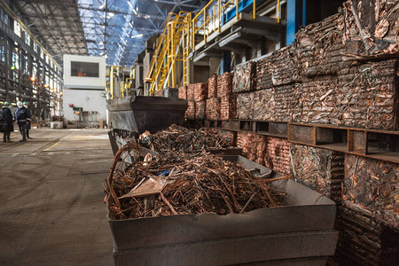 准备在铜冶炼厂回收的废铜图片